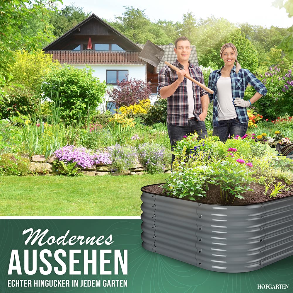 HOFGARTEN Hochbeet in Anthrazit als moderner Hingucker im Garten – Ein bepflanztes Metallhochbeet mit Blumen und Kräutern fügt sich perfekt in die Gartengestaltung ein. Ein Gärtnerpaar steht motiviert bereit für die Arbeit, während das Hochbeet für ein harmonisches Gesamtbild sorgt.