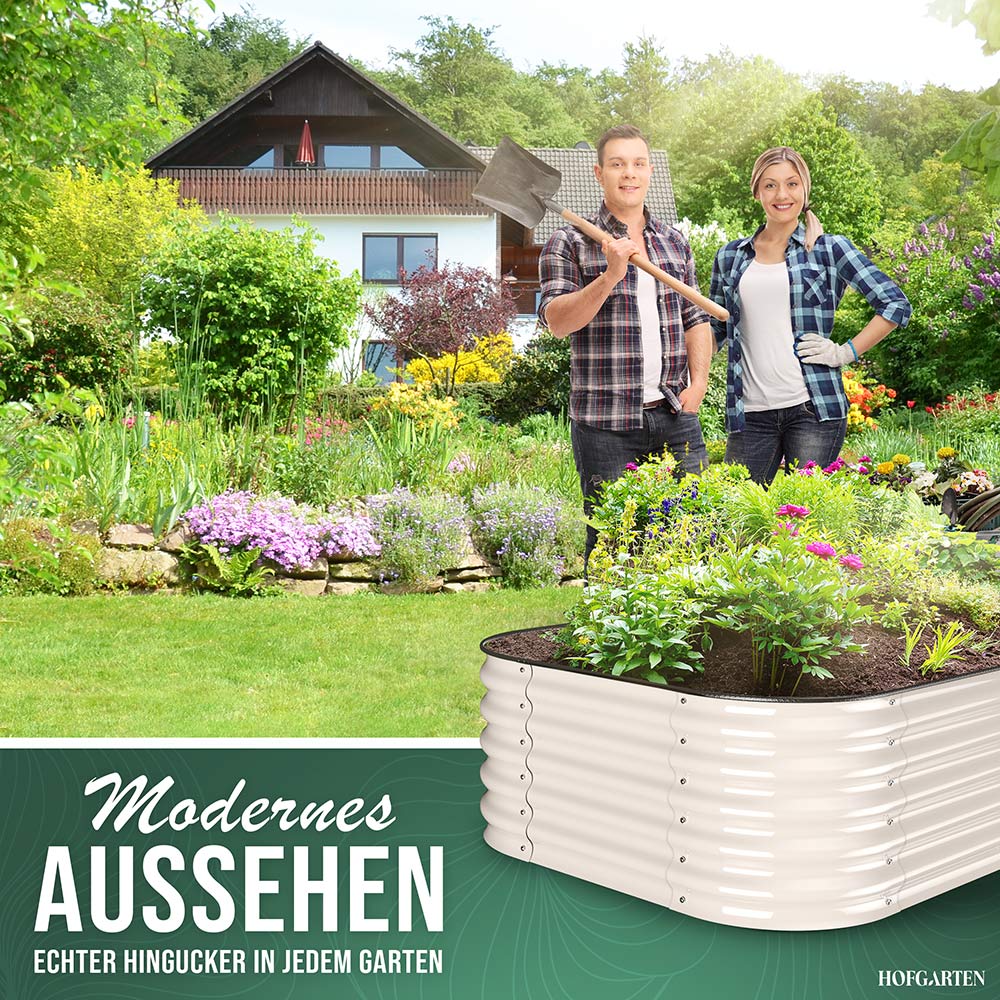 Das HOFGARTEN Hochbeet in Creme Weiß (auch Elfenbein FArbe genannt) überzeugt mit modernem Design und üppiger Bepflanzung. Im Hintergrund bereiten sich zwei Gärtner auf die Arbeit vor – der perfekte Ort für eine nachhaltige und schöne Gartengestaltung.