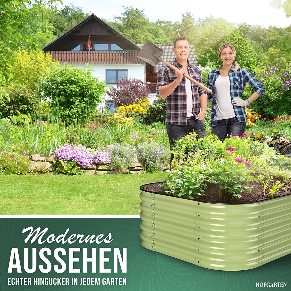 Ein stilvolles HOFGARTEN Hochbeet in sanftem Salbei Grün, bepflanzt mit Blumen und Kräutern, als moderner Blickfang im Garten. Im Hintergrund stehen ein Mann mit Spaten und eine Frau mit Handschuhen, bereit für die Gartenarbeit.