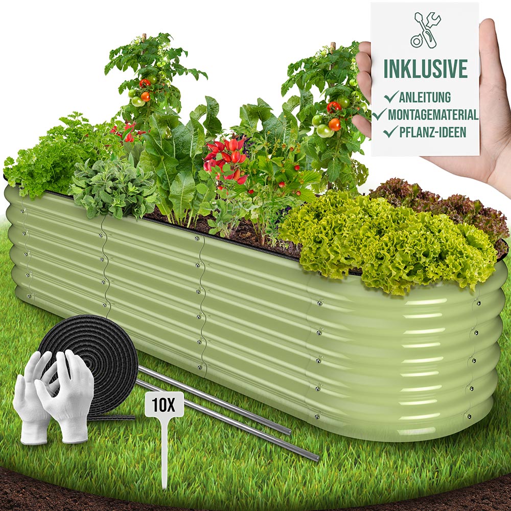 Das Bild zeigt ein großes, salbeigrünes Metallhochbeet von HOFGARTEN, das mit verschiedenen Gemüsesorten und Kräutern bepflanzt ist, darunter Tomaten, Salat, Kräuter und andere grüne Pflanzen. Im Vordergrund liegen das mitgelieferte Zubehör: ein gerollter schwarzer Kantenschutz, ein Paar weiße Handschuhe, zwei Gewindestangen und ein kleines Pflanzschild mit der Aufschrift „10X“. Rechts oben hält eine Hand ein Schild mit der Aufschrift „INKLUSIVE“, das darauf hinweist, dass Montageanleitung, Montagematerial